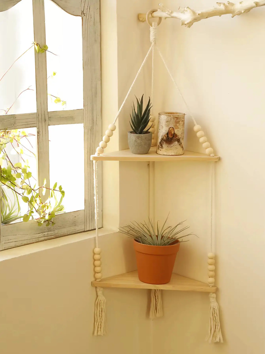 Prateleira boho flutuante em madeira artesanal para organizar e decorar com estilo natural