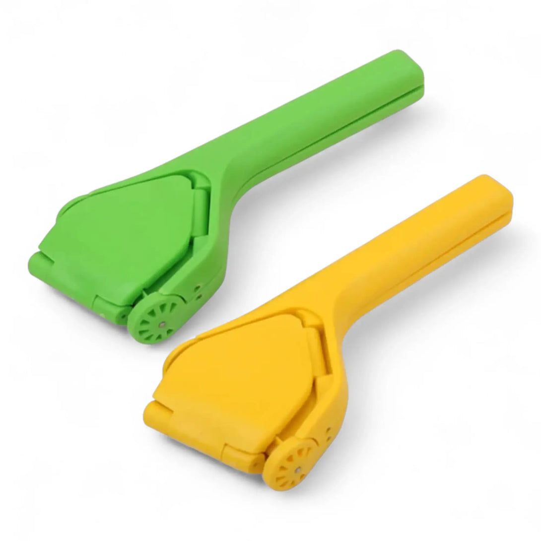 Prensa manual multifuncional em ação, extraindo sucos de forma prática e eficiente.