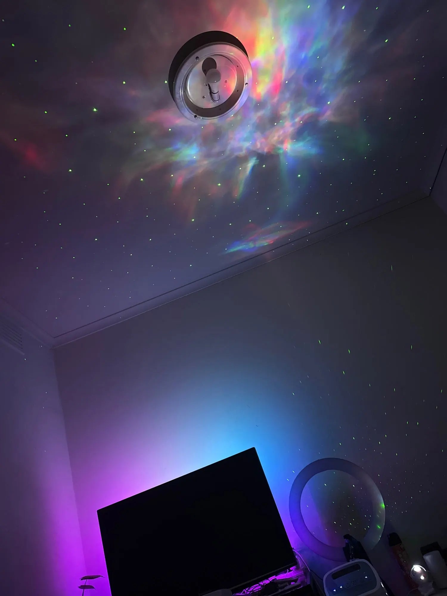 Detalhe do efeito de nebulosa projetado pela lâmpada LED, proporcionando uma atmosfera mágica e inspiradora.