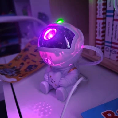 Projetor Galáxia Estrelado em funcionamento, exibindo nebulosas coloridas e estrelas brilhantes para criar um ambiente relaxante.