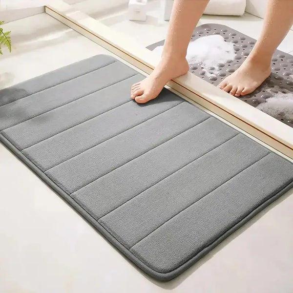 Tapete de banheiro antiderrapante com espuma memory que oferece conforto e segurança ao pisa