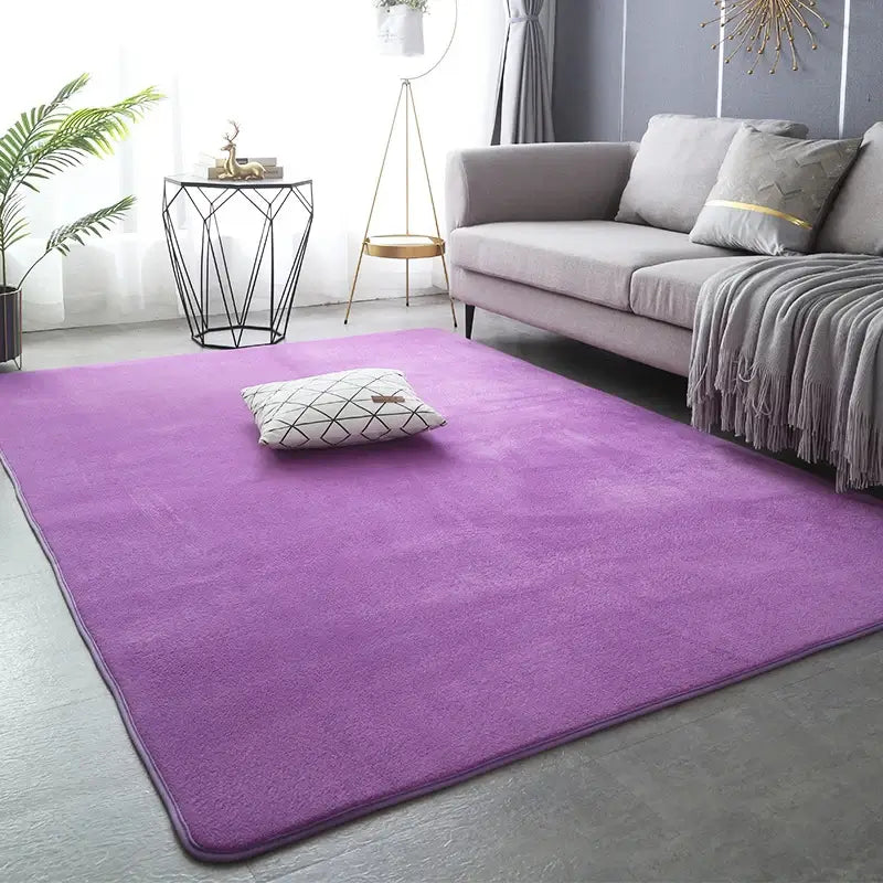 Ambiente infantil decorado com o Tapete Coral Velvet, trazendo maciez e segurança.