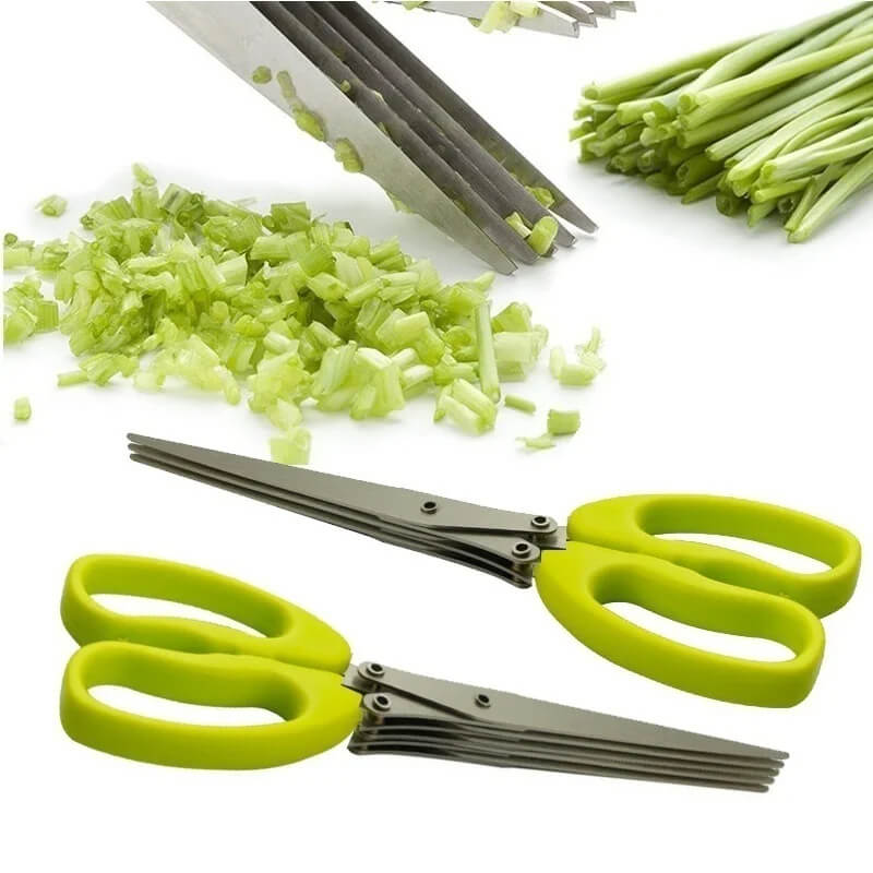 Tesoura multiuso de camadas sendo usada para fatiar ervas e outros ingredientes.